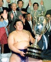 Ozeki Wakanohana wins Emperor's